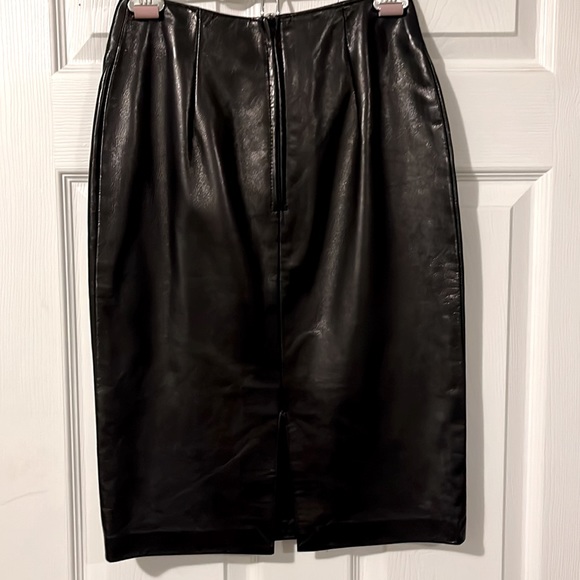 Danier leather skirt fitted soooooo smooth and soft hugs the body like new - Picture 3 of 11